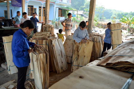 Lao động làm việc trong các cơ sở chế biến gỗ ở xã Bảo Ái (Yên Bình). Ảnh: MQ