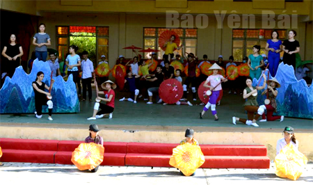 Các nghệ sỹ, diễn viên Đoàn Nghệ thuật tỉnh và huyện Văn Yên đang tích cực tập luyện chuẩn bị cho đêm khai mạc Lễ hội.
