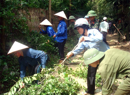 Hội Phụ nữ xã Vân Hội tham gia vệ sinh môi trường.