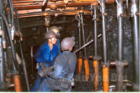 Các chuyên gia thăm công trường khai thác mỏ. 
