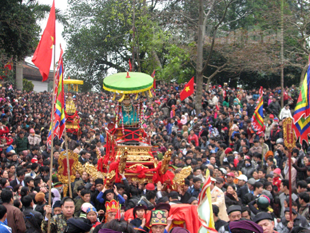 Lễ hội đền Đông Cuông luôn thu hút rất đông du khách.
