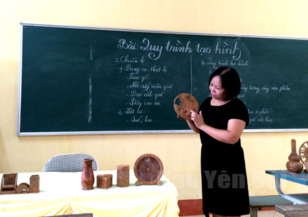 Chị Hạnh giới thiệu các sản phẩm lưu niệm làm từ vỏ cây quế.

