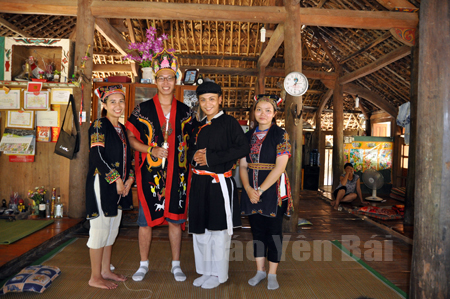 Du khách trong trang phục của người Dao quần trắng chụp ảnh lưu niệm tại nhà anh Tướng Văn Thành, thôn Đồng Tý, xã Phúc An, huyện Yên Bình.
