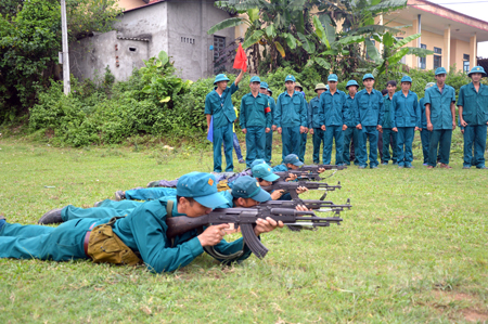 Ban CHQS huyện Văn Chấn tổ chức huấn luyện dân quân, tự vệ, góp phần xây dựng lực lượng vững mạnh toàn diện.