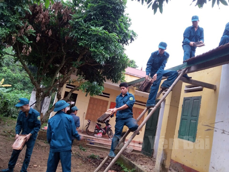 Lực lượng vũ trang huyện Văn Yên tham gia sửa nhà giúp dân, hưởng ứng Phong trào “Quân đội chung sức XDNTM”.
