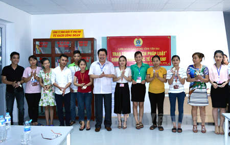 Đồng chí Vương Văn Bằng - Chủ tịch LĐLĐ tỉnh (thứ 7, trái sang) trao thẻ đoàn viên cho đoàn viên CĐCS Công ty TNHH Quốc tế Vina KNF (Trấn Yên).