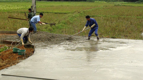 Nhân dân xã Đại Minh bê tông hóa đường giao thông nông thôn.
