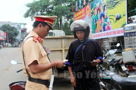 Lực lượng Cảnh sát giao thông huyện Mù Cang Chải tăng cường công tác tuần tra, kiểm soát.
