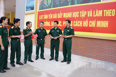 Đại tá Nguyễn Văn Ngọc - Chủ nhiệm Chính trị Bộ CHQS tỉnh (thứ ba, bên trái) trao đổi với cán bộ, đảng viên của Đảng bộ về công tác triển khai đưa Chỉ thị 05 vào cuộc sống.