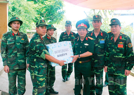 Thiếu tướng Trịnh Văn Quyết - Bí thư Đảng ủy, Chính ủy Quân khu 2 tặng quà, động viên cán bộ, chiến sĩ Tiểu đoàn 1, Trung đoàn 174, Sư đoàn 316 trong diễn tập TM-16. (Ảnh: Thư Thái)