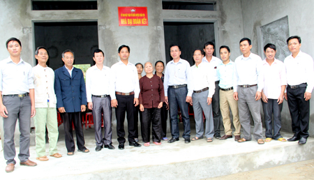 Ủy ban Mặt trận Tổ quốc huyện Trấn Yên trao nhà Đại đoàn kết cho gia đình có hoàn cảnh đặc biệt khó khăn.