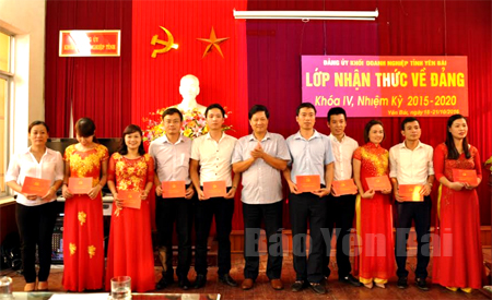 Lãnh đạo Đảng ủy Khối doanh nghiệp tỉnh trao Giấy chứng nhận và quà cho 10 học viên có thành tích xuất sắc trong học tập.