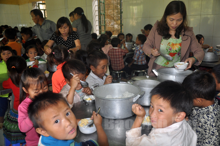 Dưới sự hướng dẫn của thầy cô, các em học sinh lớp 1 Trường PTDTBT TH và THCS Púng Luông, huyện Mù Cang Chải đã biết tự chăm sóc bản thân.