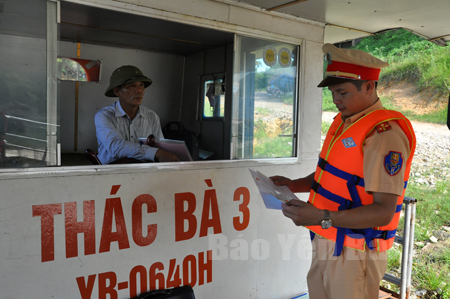 Lực lượng cảnh sát giao thông kiểm tra phương tiện vận tải đường thủy tại Cảng Hương Lý, thị trấn Yên Bình, huyện Yên Bình.
