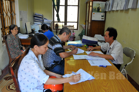 Người dân đến Đội Thuế phường Minh Tân để nộp thuế.
