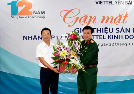 Lãnh đạo Sở Thông tin và Truyền thông tặng hoa chúc mừng Viettel Yên Bái nhân kỷ niệm 12 năm kinh doanh dịch vụ di động.