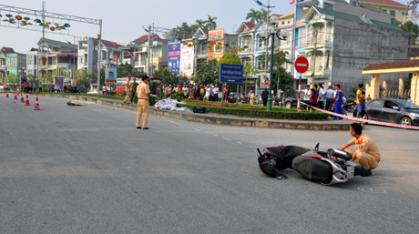 Lực lượng cảnh sát giao thông thành phố Yên Bái tiến hành khám nghiệm hiện trường.
