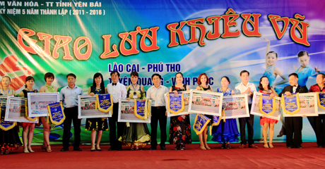 CBL khiêu vũ TTVH-TT tỉnh Yên Bái tặng hoa và quà lưu niệm cho các CLB tham gia giao lưu.