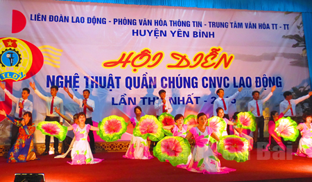 Một tiết mục trong Hội diễn Nghệ thuật quần chúng công nhân, viên chức lao động huyện Yên Bình.