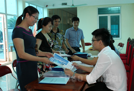 Các doanh nghiệp nhận tài liệu lớp tập huấn về nộp thuế điện tử tại Cục Thuế tỉnh Yên Bái.