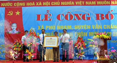Đồng chí Nguyễn Văn Khánh – Phó Chủ tịch UBND tỉnh trao Bằng công nhận xã Phù Nham đạt chuẩn nông thôn mới năm 2016.