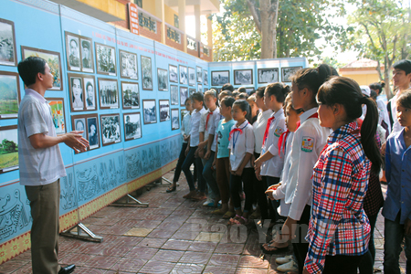 Học sinh Trường THPT Chu Văn An nghe thuyết minh tại Triển lãm.
