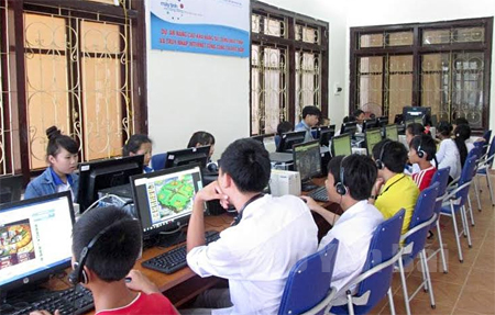Học sinh, sinh viên truy nhập Internet tại Thư viện tỉnh.