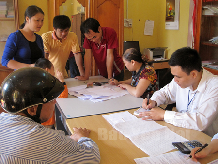 Người dân thị xã Nghĩa Lộ đến điểm thu tập trung nộp thuế sử dụng đất phi nông nghiệp.