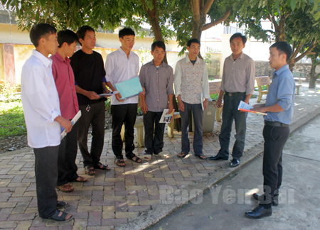 Cán bộ Phòng LĐ-TB&XH huyện Mù Cang Chải trao đổi với thanh niên về công tác XKLĐ.
