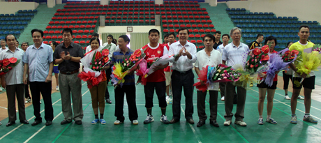 Lãnh đạo Sở Văn hóa - Thể thao và Du lịch tặng hoa chúc mừng các đoàn vận động viên thi đấu.