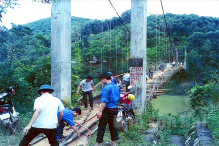ĐVTN xã Xuân Long phối hợp với ĐVTN xã Ngọc Chấn và Phúc Ninh cải tạo mặt cầu và san gạt 1,1 km nền đường vào cầu treo Ngòi Sọong.