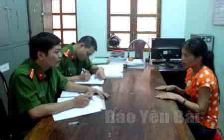 Công an huyện Mù Cang Chải lấy lời khai đối tượng mua bán trái phép chất ma túy.
