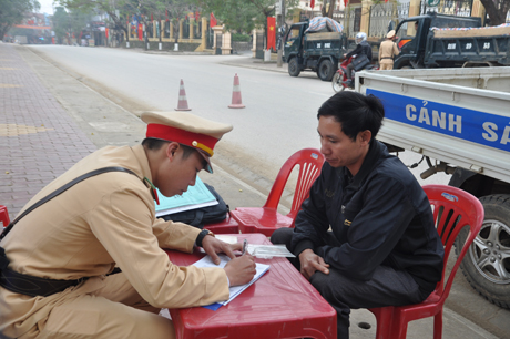 Lực lượng cảnh sát giao thông huyện Văn Yên xử lý nghiêm các vi phạm về ATGT.