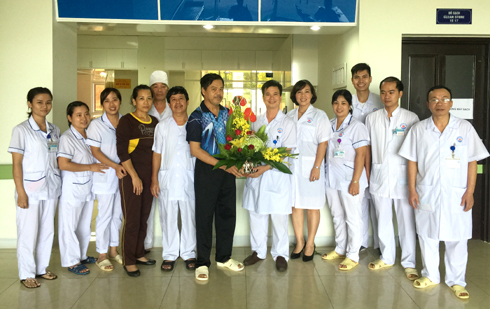 Bệnh nhân Cao Văn L. tặng hoa cảm ơn đội ngũ cán bộ, y bác sỹ Bệnh viện Đa khoa tỉnh sau khi được xuất viện