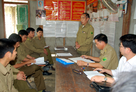 Công an xã An Phú, huyện Lục Yên triển khai nhiệm vụ tuyên truyền toàn dân tham gia phong trào bảo vệ an ninh Tổ quốc. Ảnh MQ