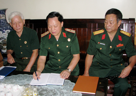 Ông Lý A Sáng (giữa) trao đổi với Ban Chủ nhiệm Câu lạc bộ Truyền thống bộ đội địa phương tỉnh Yên Bái về công tác xây dựng Câu lạc bộ vững mạnh.