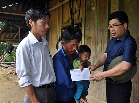 Lãnh đạo Ủy ban Mặt trận Tổ quốc tỉnh trao quà hỗ trợ cho gia đình anh Giàng A Chu có vợ bị lũ cuốn trôi.