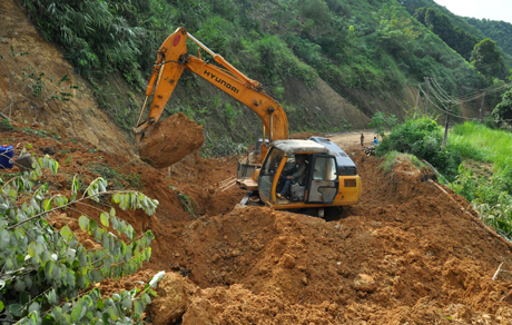 Ngành giao thông vận tải huy động máy súc san gạt, khắc phục thiệt hại.
