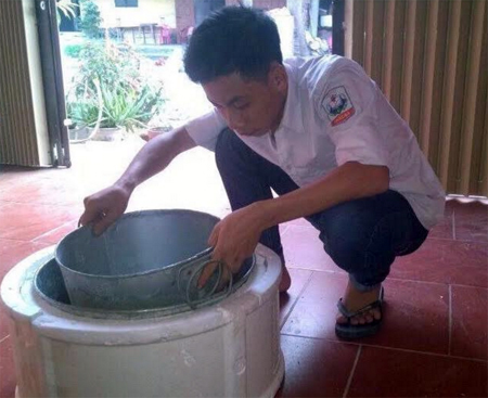 Em Nguyễn Tuấn Huy trong quá trình chế tạo chiếc nồi bảo quản rau, củ, quả trong sinh hoạt.