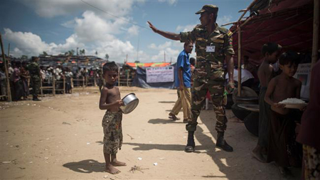 Một em bé Rohingya đang chờ để nhận lương thực hỗ trợ ở trại tị nạn Balukhali