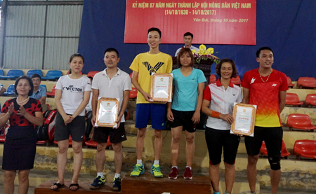 Ban tổ chức trao giải cho các vận động viên xuất sắc.