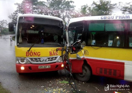 Hai xe bus đâm nhau trực diện.