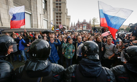 Cảnh sát chặn người biểu tình ủng hộ Alexei Nvalny tại thủ đô Moscow, Nga, ngày 7/10.