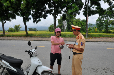 Cảnh sát giao thông thị xã Nghĩa Lộ tuần tra, kiểm soát trên tuyến đường được phân cấp.