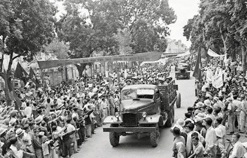 Nhân dân Hà Nội chào đón bộ đội về tiếp quản Thủ đô ngày 10.10.1954.