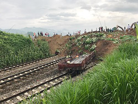 Người dân cần đề phòng trong mưa to có sét đánh và trượt lở đất đá.