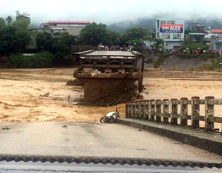 Cầu Ngòi Thia, thị xã Nghĩa Lộ đã bị sập 1 mố, 2 nhịp vào lúc 12 giờ ngày 11/10.
