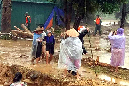 Các lực lượng quân đội, công an cùng người dân khắc phục hậu quả mưa lũ.
