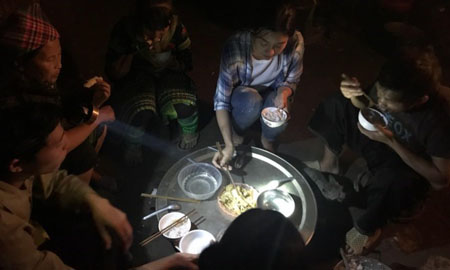 Hoa hậu Mỹ Linh cùng cả ê-kíp ăn cơm với măng luộc và cơm trắng dưới ánh đèn pin leo lét.