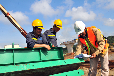 Công nhân Công ty TNHH Trung Chính kiểm tra khuôn ván thép chuẩn bị đổ bê tông cầu Bách Lẫm.